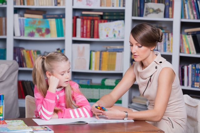 Child psychologist with a little girl